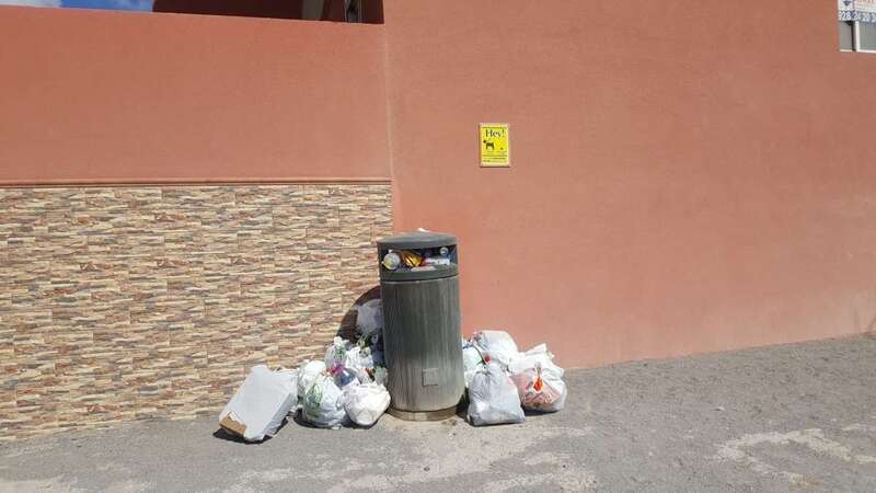 Bolsa de basura acumulada junto a una papelera (Foto TA)